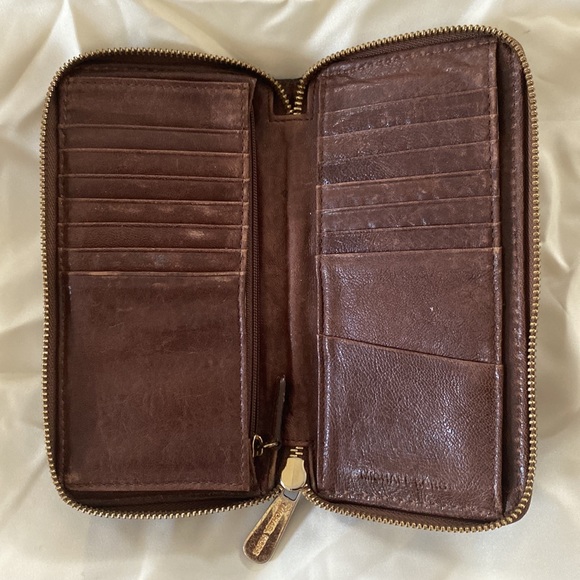 Micheal Kors Zipper Wallet - Picture 2 of 3